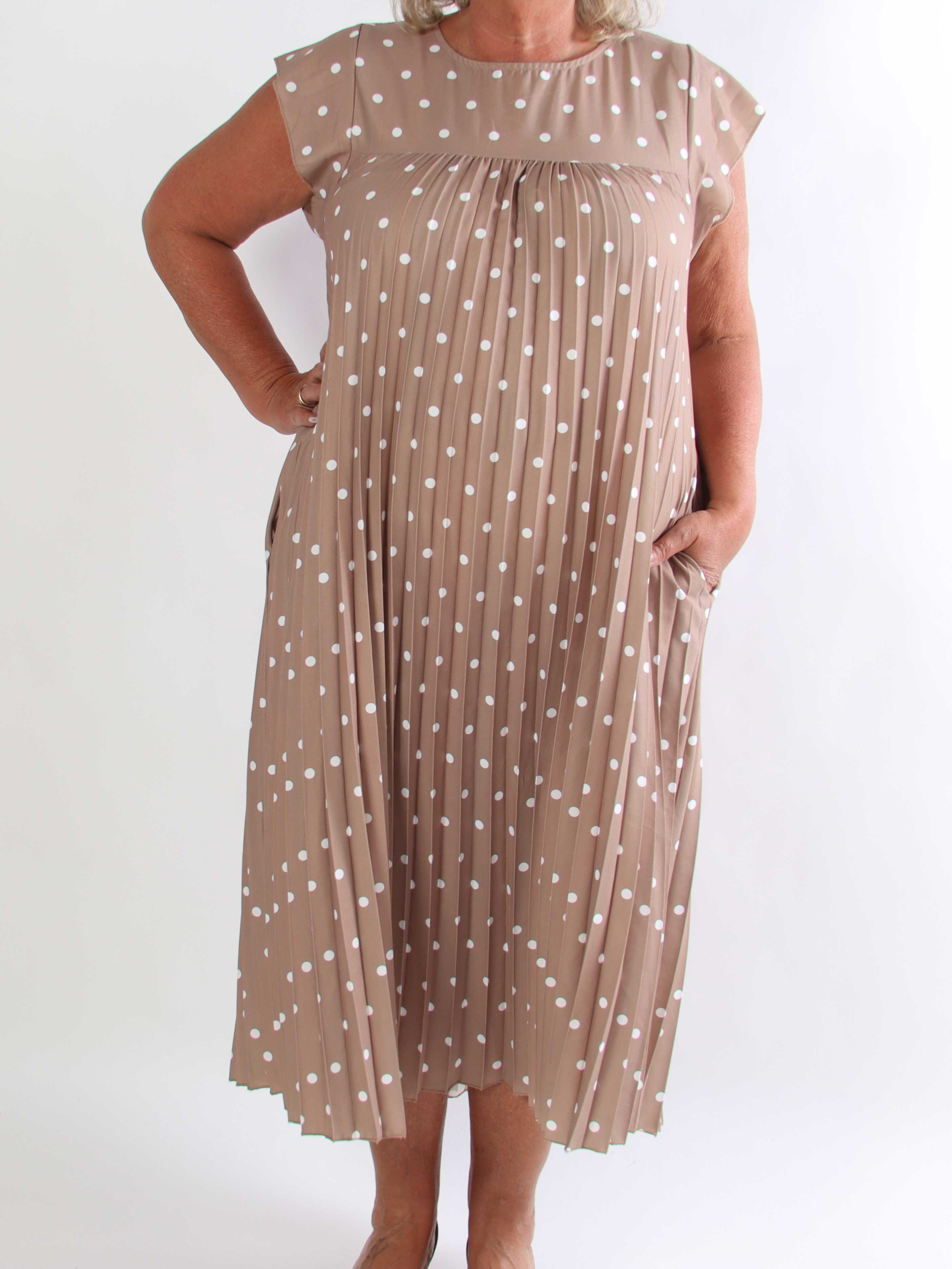 Nancy Dot - Lang plisseret plus size kjole med prikker og lommer